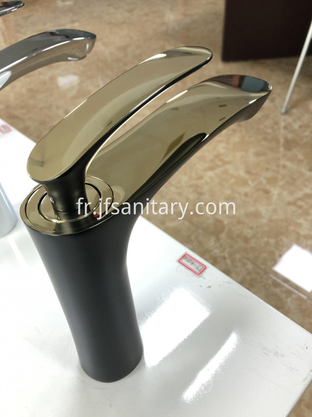 Fashion Black Bronzed Single Hole Basin Faucet